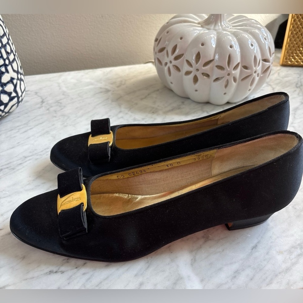 Salvatore Ferragamo Vava bow heels